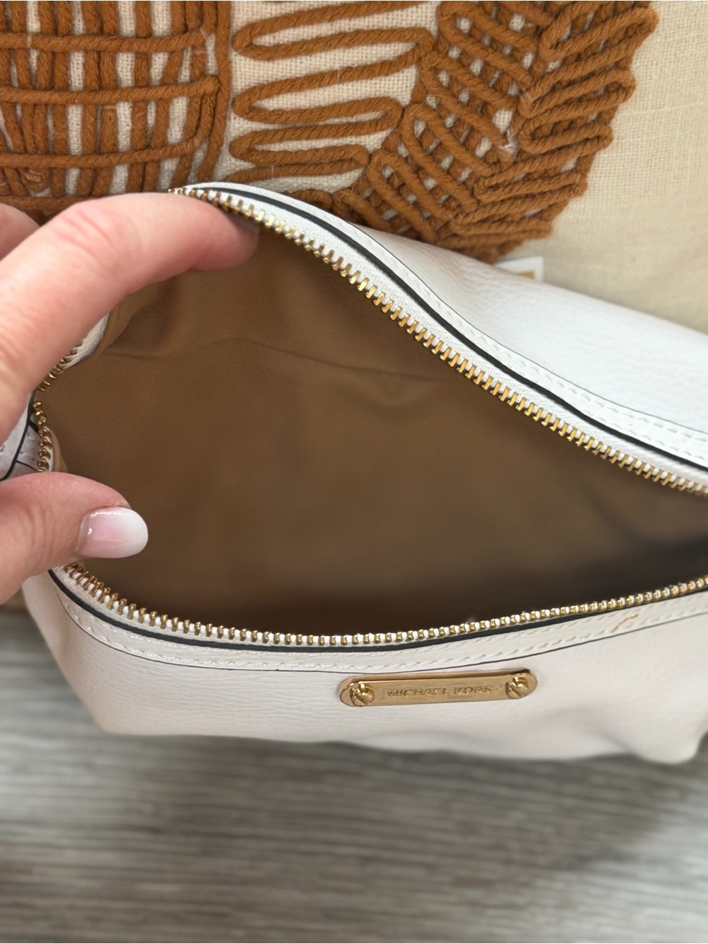 Michael Kors White Leather Crossbody Belt Bag with Gold Hardware - Picture 4 of 4
